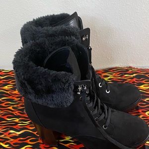 Guess women’s Faux Fur Trim, Suede Boots. New Without Tag